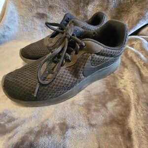 Nike Tanjun Sneakers Womens 7 Black Good Mesh Athletic Running Shoes 812655-002